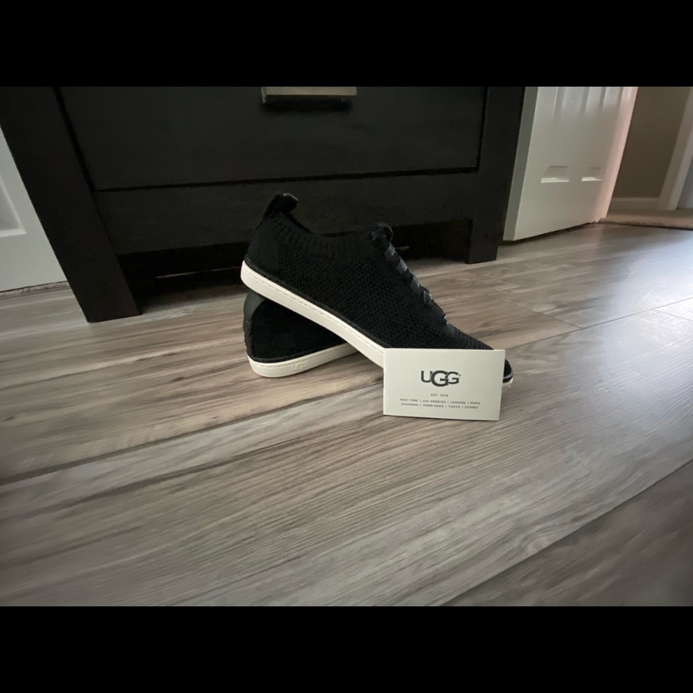 Women’s UGG Sidney Sneaker NEw in box size 8